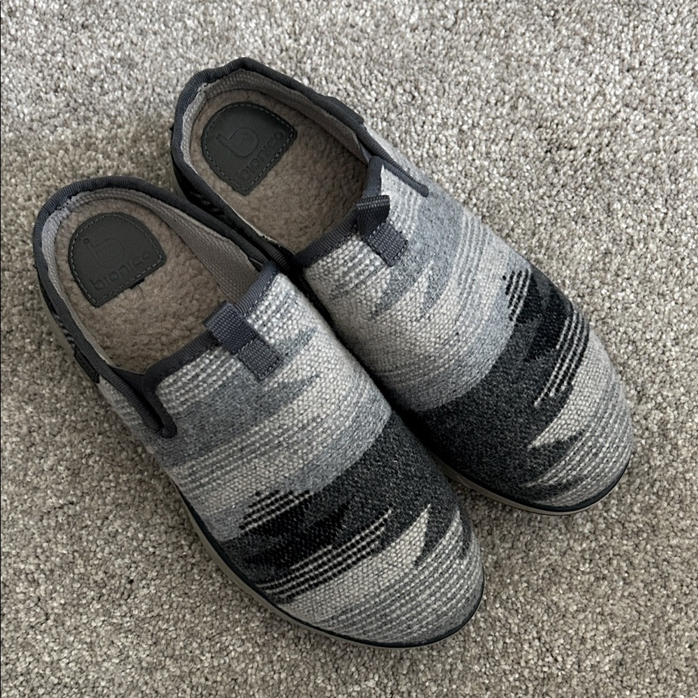 Bionica Akina Gray Wool Aztec Clogs Size 8